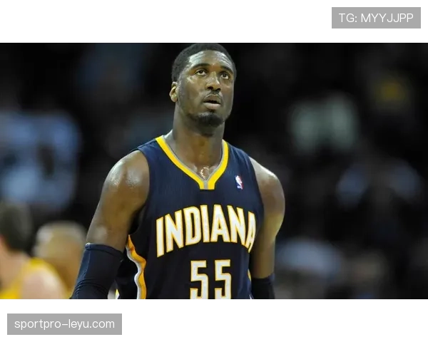 无球跑位牵制对方内线，威廉姆斯三分拉开空间